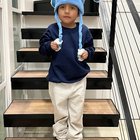 r/pics - Liam ist freigelassen worden, und sein Hut ist zurückgegeben worden.
