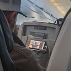 r/mildlyinfuriating - Typ im Flugzeug hat sich den ganzen Film angesehen, ohne auf den Bildschirm zu tippen, um das Overlay wegzubekommen.