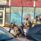 r/pics - Die Polizei nimmt einen Einwohner von Minneapolis fest und verprügelt ihn mit einer Pistole, bevor sie mehrmals auf ihn schießt.