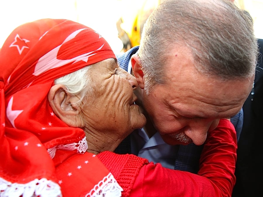 Many Turks do not want Turkey to become a one man show (Photo: akparti.org.tr)