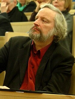 Ilkka Niiniluoto kuuntelee Tieteen päivillä 2007 pidettyä väittelyä.