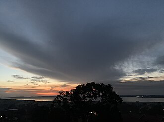 Emmambya (enjuba ng'evaayo) ku nnyanja Nalubaale mu Uganda.